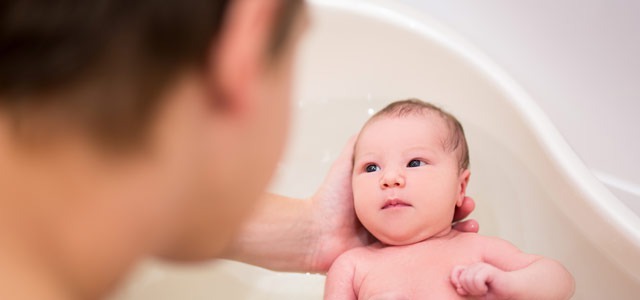 Pierwsza kąpiel noworodka - jaki płyn wybrać?