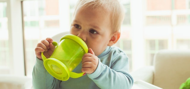 Dlaczego nauka picia jest ważna? Jak wybrać najlepszy kubek dla niemowlaka?
