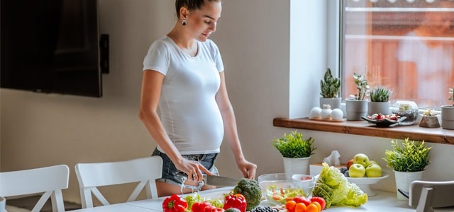 Od planowania dziecka do karmienia piersią – wyjątkowy czas wymagający odpowiedniego odżywiania