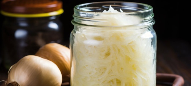 Przepis na syrop z cebuli - prosty i szybki sposób na kaszel 